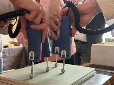 Preview: Messgeräte auf Baustoff